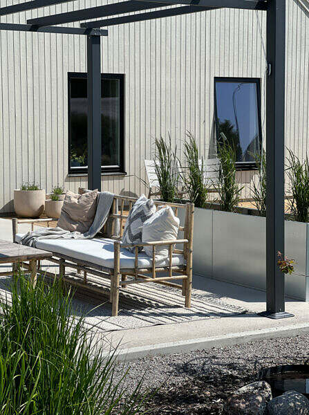 Foto på en nyanlagd trädgård som designats av Östgöta trädgårdsdesign. Bild 4.