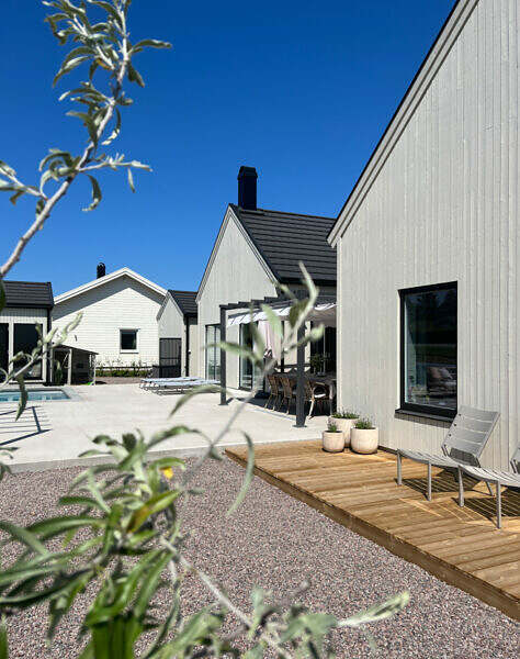 Foto på en nyanlagd trädgård som designats av Östgöta trädgårdsdesign. Bild 2.